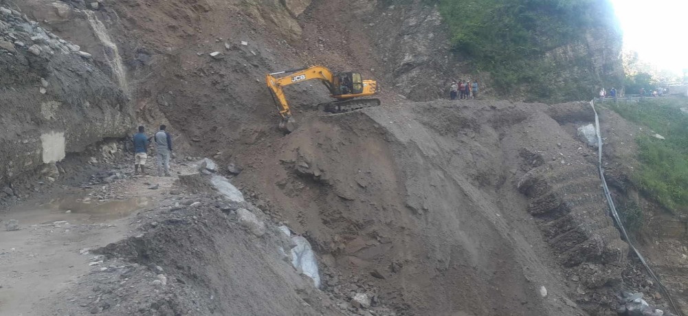 जोखिमपूर्ण बन्दै कर्णाली राजमार्गको यात्रा