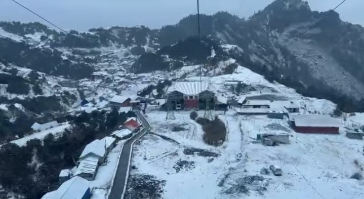 दोलखाका हिमाली भेग हिउँले सेताम्मे, तल्लो क्षेत्र वर्षाको प्रतीक्षामा