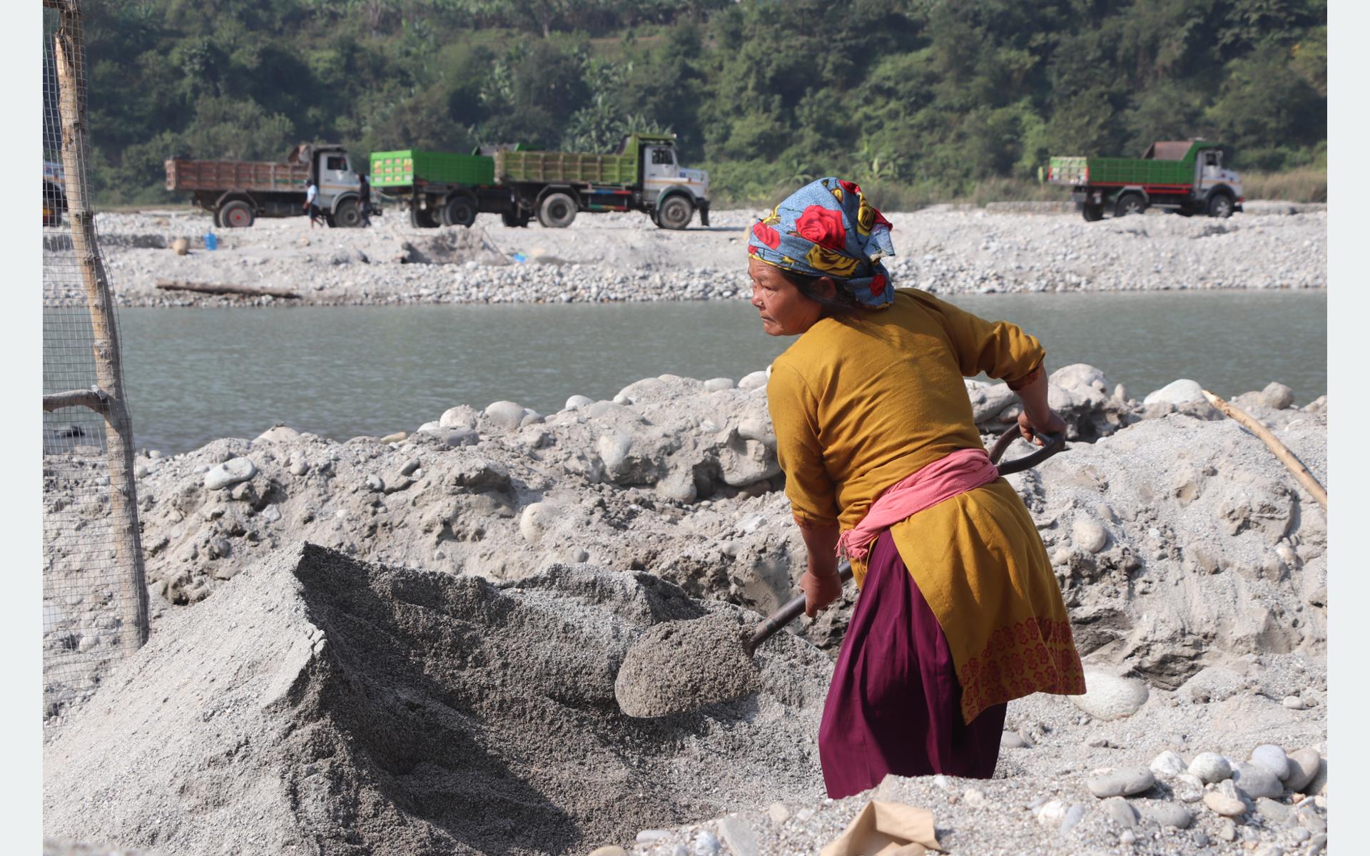 ‘त्रिशूलीको किनारमा बालुवा चाल्नेहरू...’