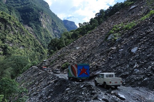 पहिराले बेनी–जोमसोम सडकमा यातायात सेवा  प्रभावित