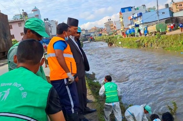 टोखामा १८औं हप्ताको विष्णुमती सफाइ अभियान सम्पन्न 