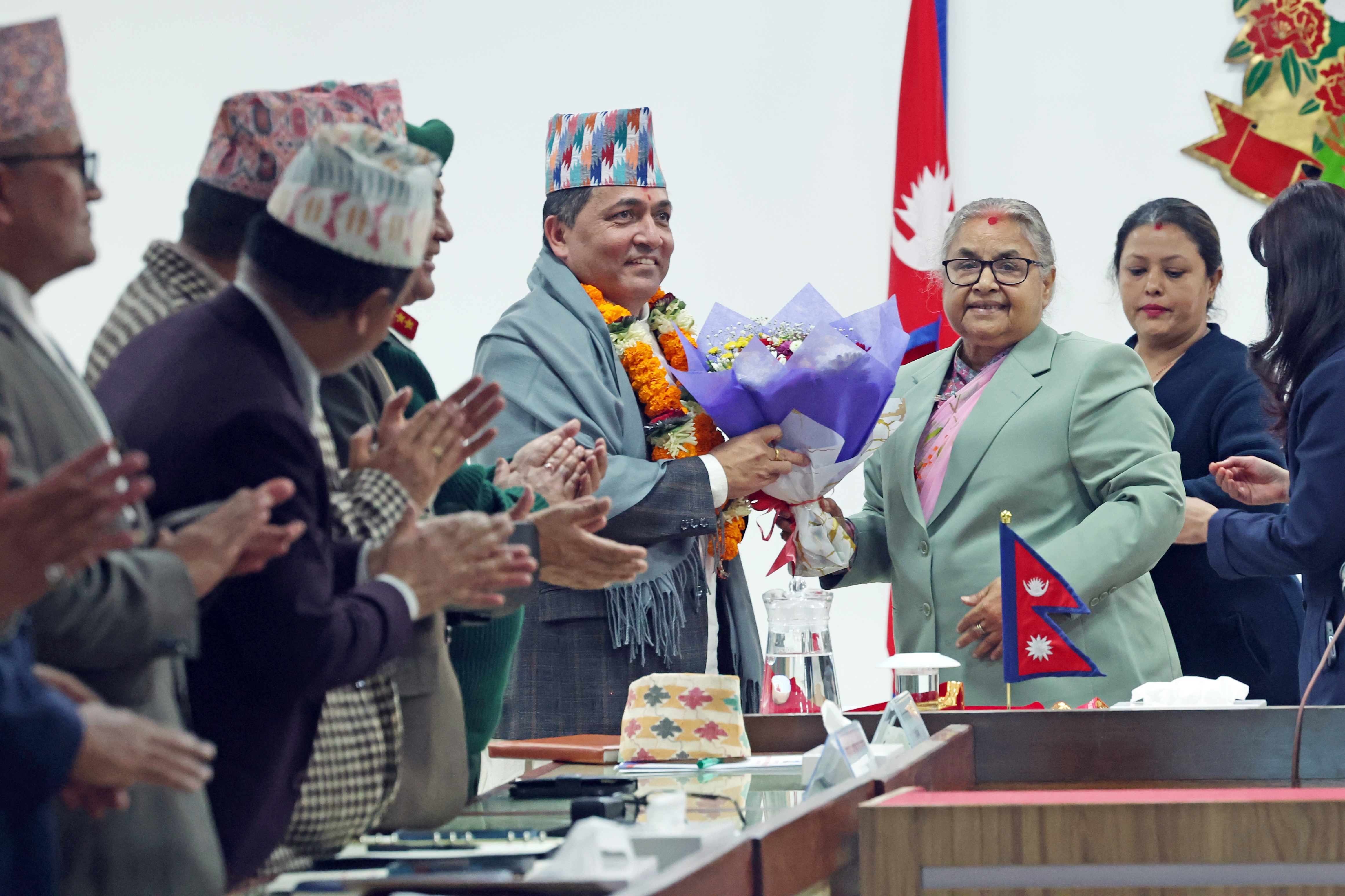 प्रधानमन्त्री कार्कीद्वारा मुख्यसचिव अर्याललाई बिदाइ 