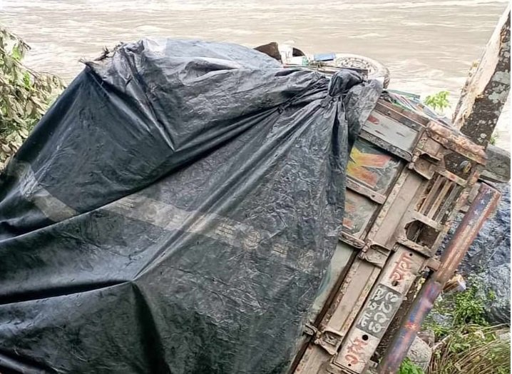 त्रिशुलीमा खसेको ट्रक चालकको मोबाइल स्विचअफ, घटना शंकास्पद