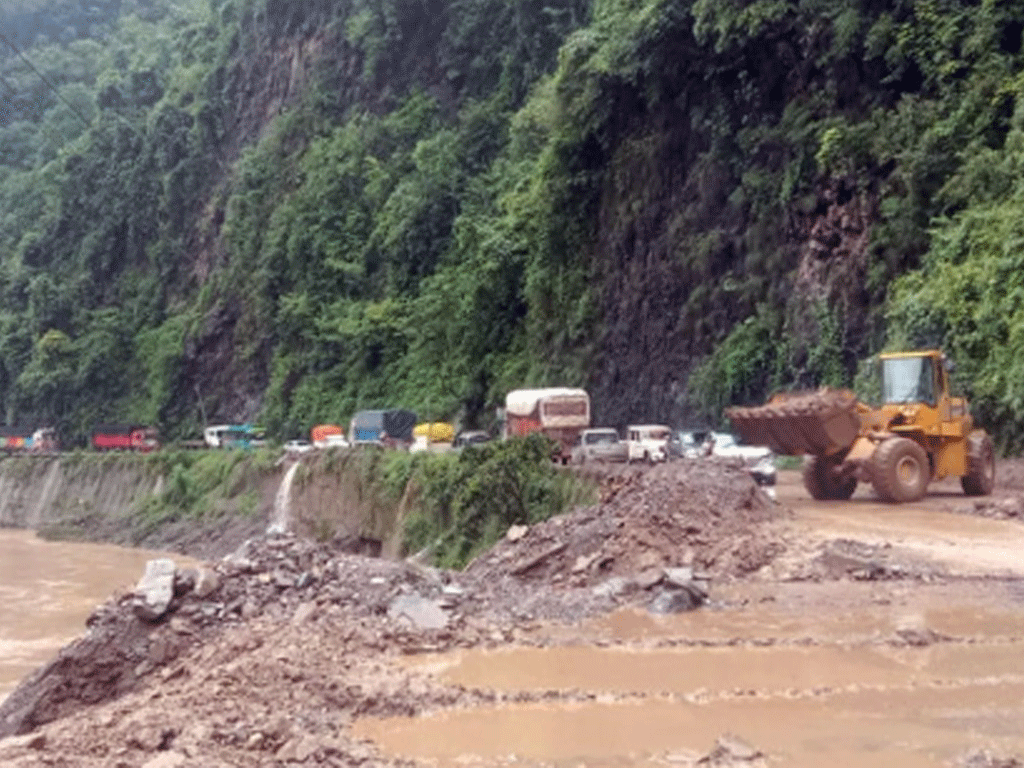 पहिरोले अवरुद्ध भएको काठमाडौँ-मुग्लिन सडक खुल्यो