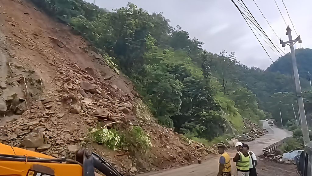 पहिराले विभिन्न राजमार्गको यातायात सेवा आंशिक प्रभावित