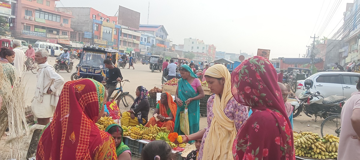 लहान बजारमा चाडपर्व विशेष किनमेल : फूल, मिठाई र फलफूल किन्नेको भिड