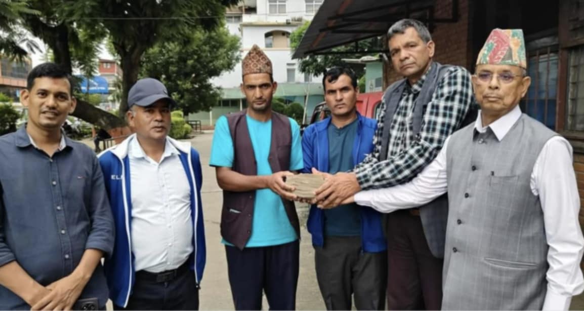 ब्लड क्यान्सरपीडित नरबहादुरको उपचारका लागि ५ लाख ५१ हजार सहयोग हस्तान्तरण