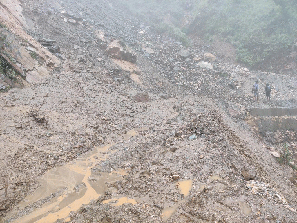 बाढीपहिरोले १२ राजमार्ग अवरुद्ध, १६० एकतर्फी सञ्चालन