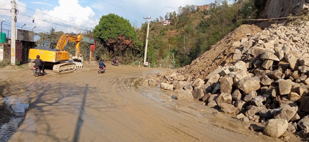 धुलिखेल-खावा सडकमा आज र भोलि मालवाहक गाडी सञ्चालनमा रोक