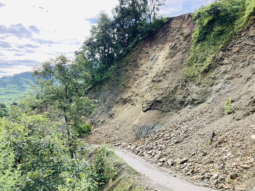 बुद्धसिंह मार्गको नाल्दीघाटको पहिरो अझै हटेन