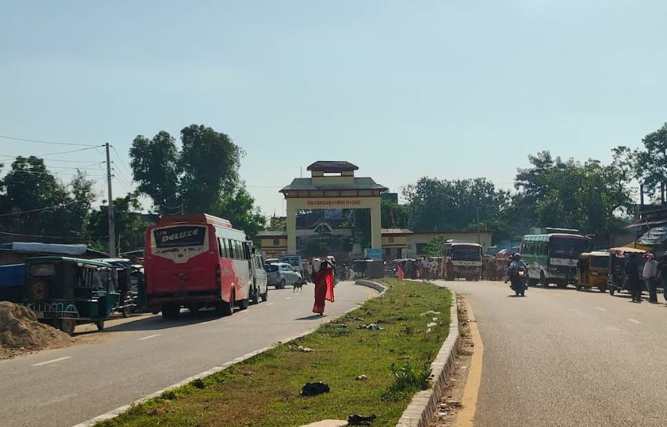 महेशपुर सीमा नाकामा चार वर्षदेखि बस र टेम्पोबीचको विवाद यथावत्