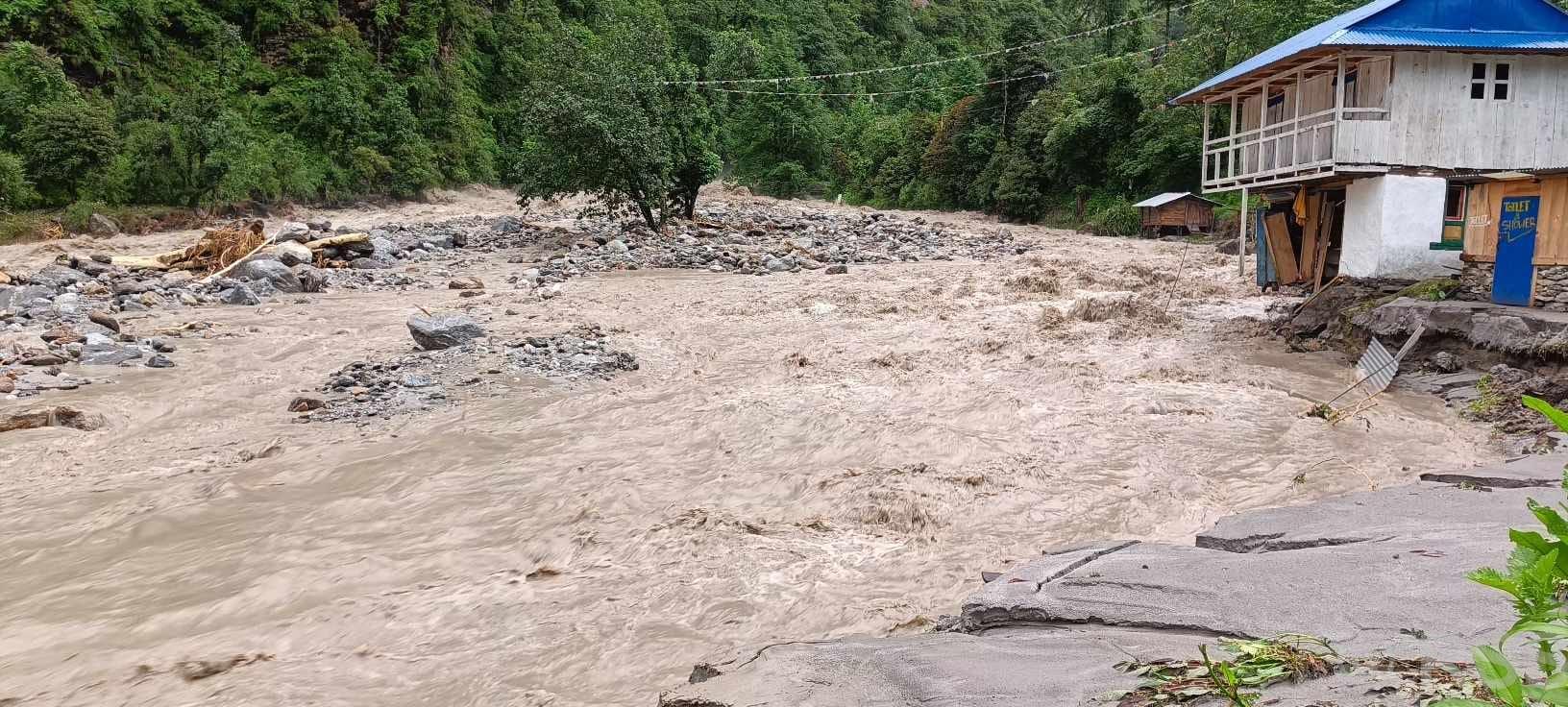 दोलखामा बाढी : तीन घर बगे, एकजना बेपत्ता