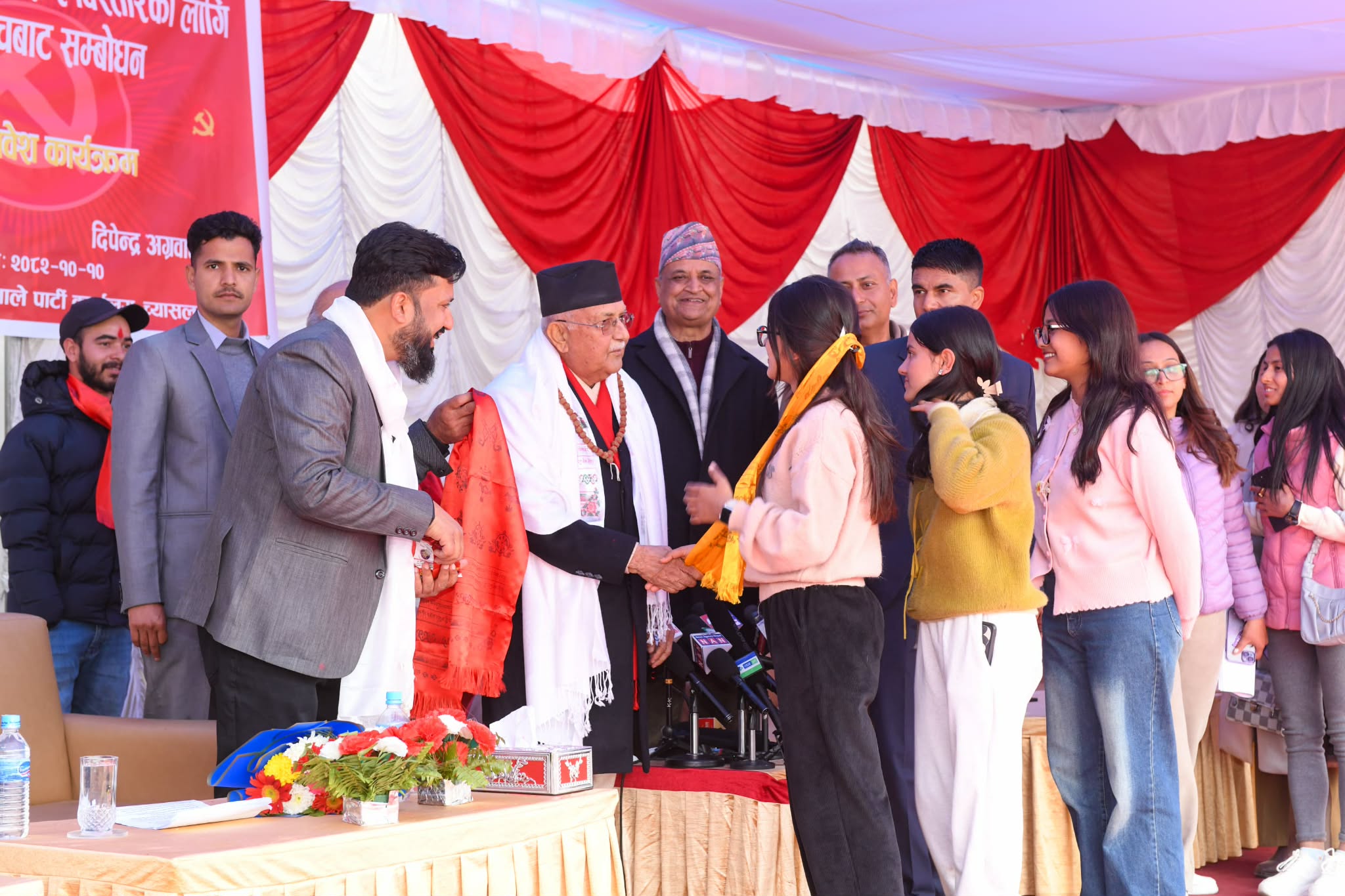 देशलाई जिताउने पक्षमा उभिन ओलीको आह्वान