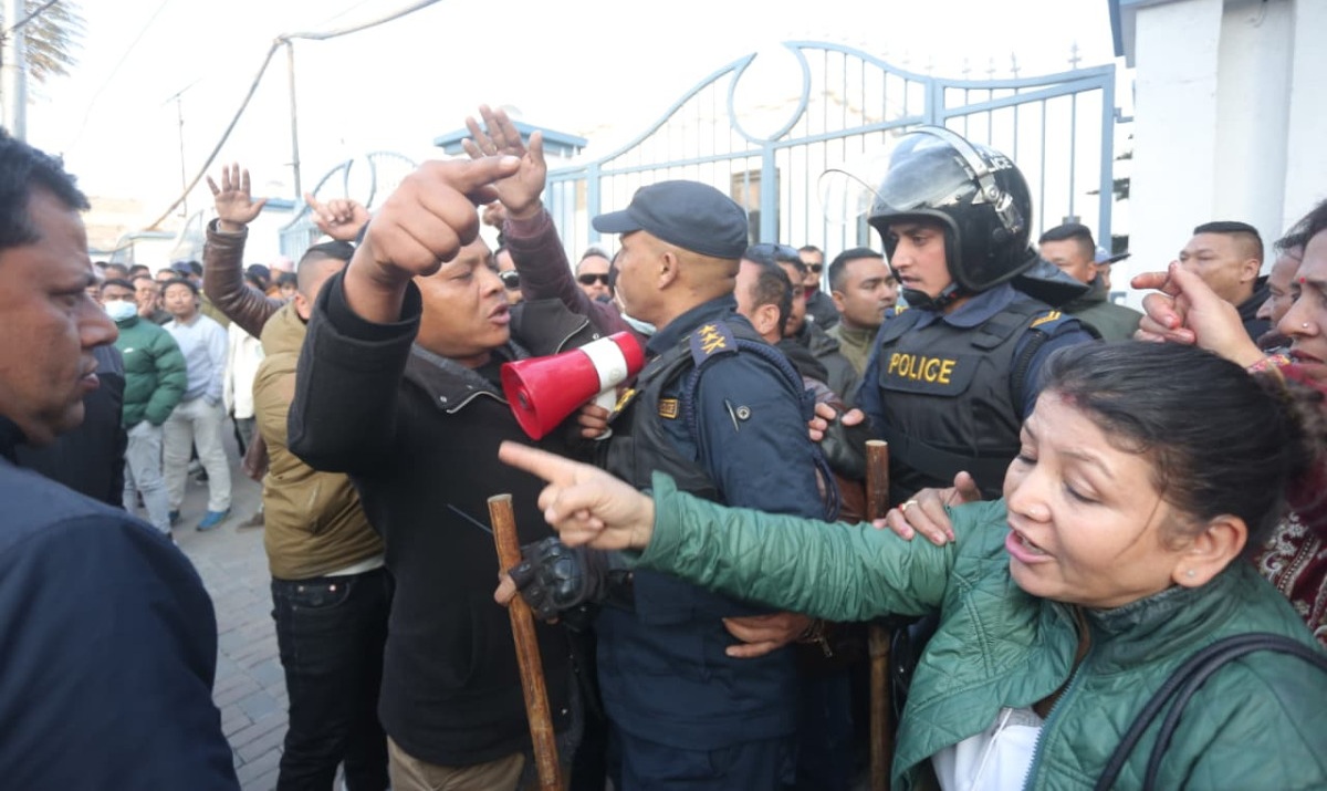 नेपाली कांग्रेसको आधिकारिकता विवाद उत्कर्षमा, दुवै पक्ष निर्वाचन आयोगमा प्रदर्शनमा