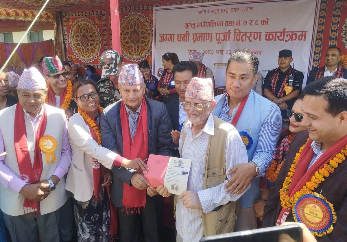 भुम्लु गाउँपालिकामा ५० वर्षपछि लालपुर्जा वितरण