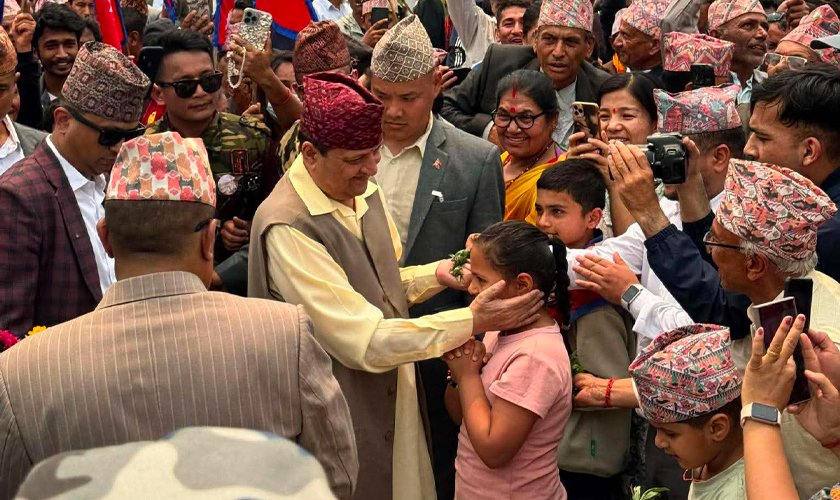 पूर्वराजा ज्ञानेन्द्र शाह पोखरामा, विमानस्थलमा समर्थकहरूको स्वागत
