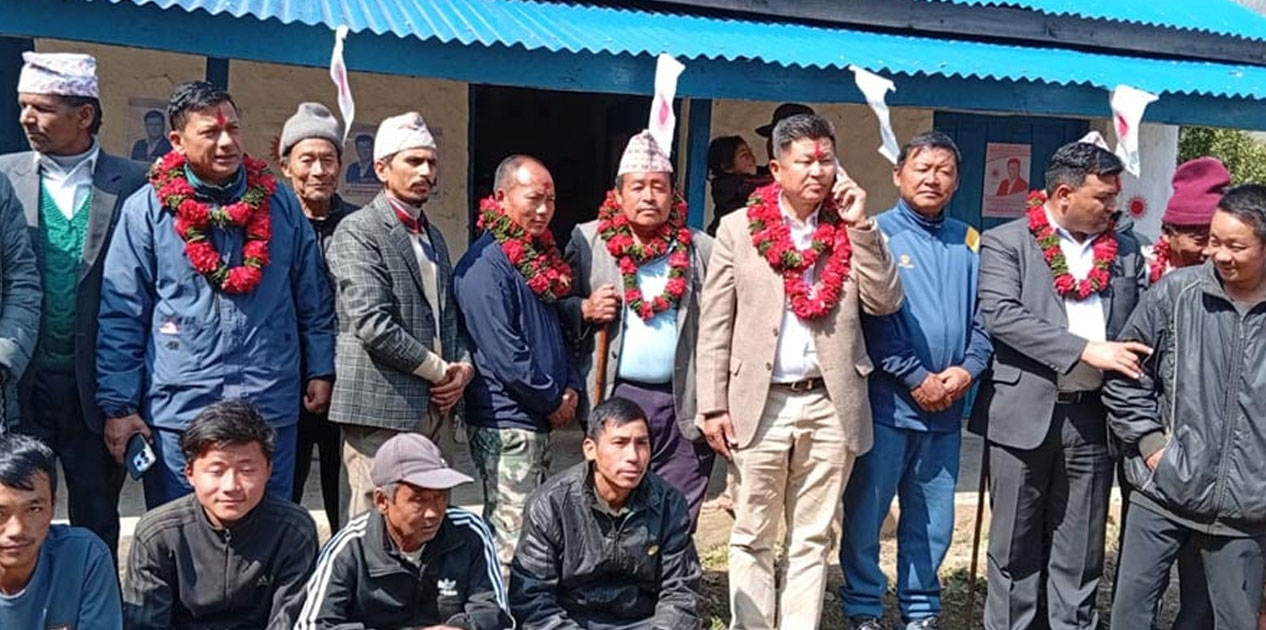 रामप्रसादराई गाउँपालिकामा नेकपाका दर्जन नेता-कार्यकर्ता एमाले प्रवेश