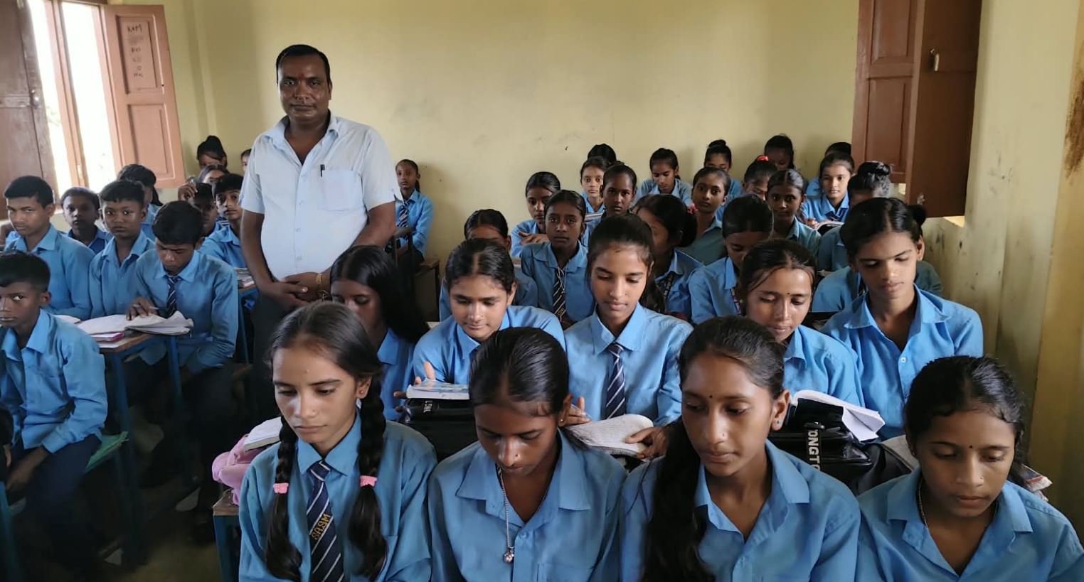 एउटै बेन्चमा ५ जनासम्म विद्यार्थी, पढाइ प्रभावित