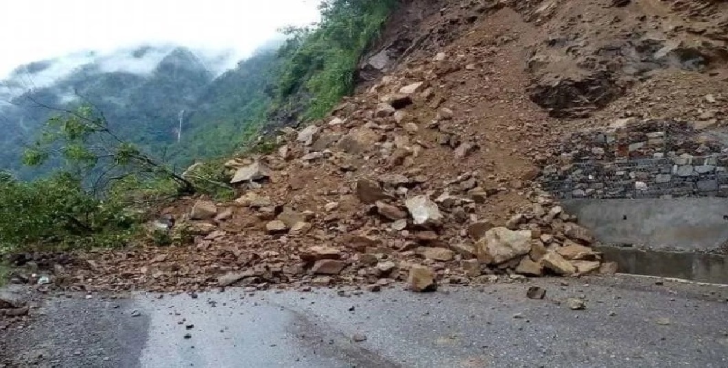 सुदूरपश्चिमका पहाडी जिल्लामा पहिरोः ठाउँ–ठाउँमा सडक अवरुद्ध