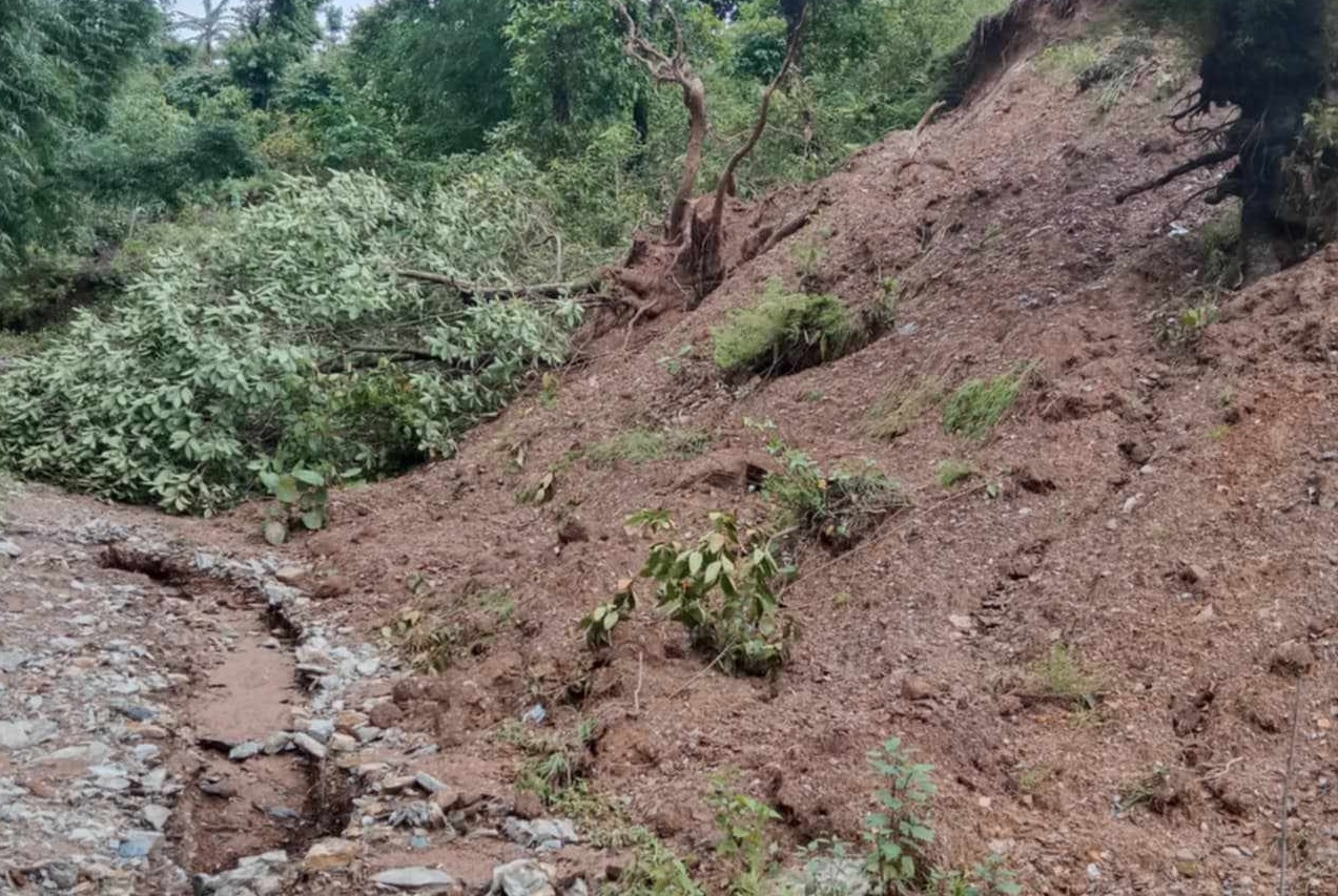 पहिरोले कर्णाली राजमार्ग अवरुद्ध