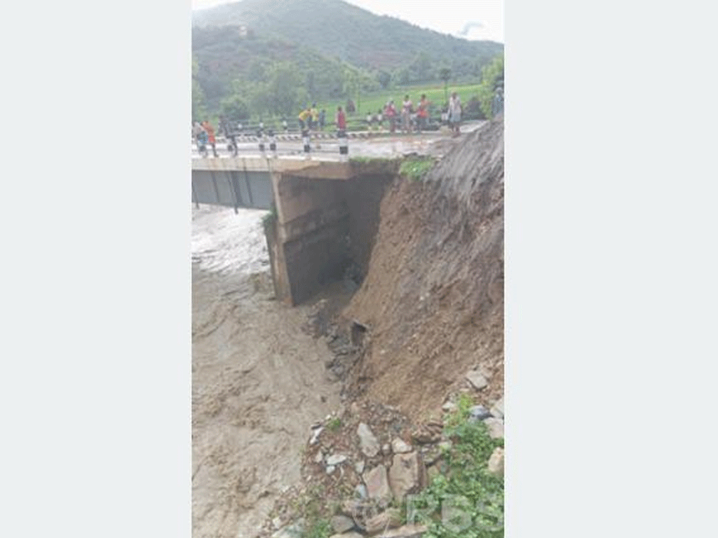 भटौली खोलामा बाढी : पक्की पुलमा क्षति, सवारी आवगमन बन्द