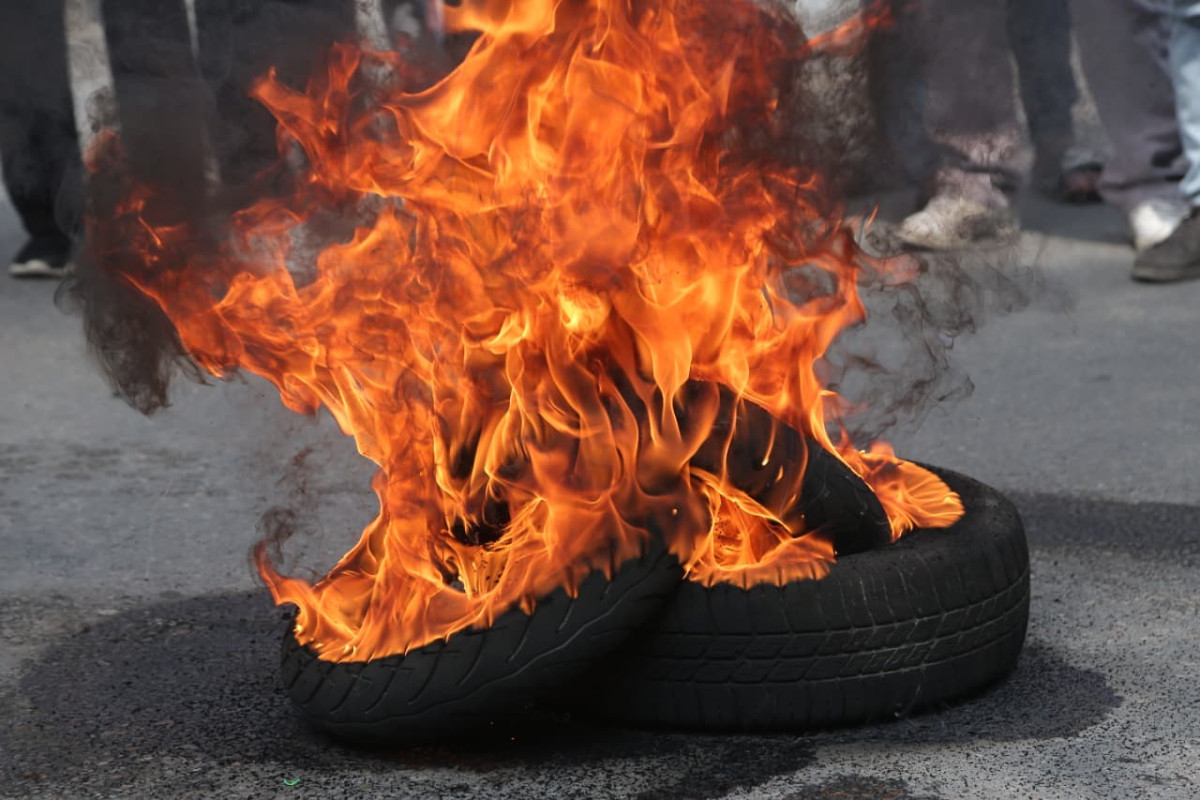 ओली पक्राउप्रति एमाले कार्यकर्ताको आक्रोश: जलाए जाँचबुझ आयोगको प्रतिवेदन