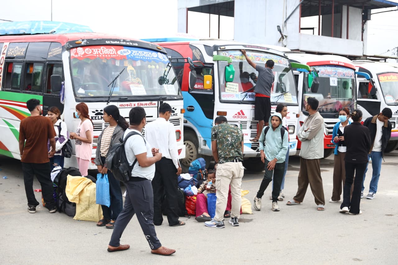 बसपार्कमा गाउँ जानेको भिड, २० लाखले उपत्यका छाड्ने अनुमान