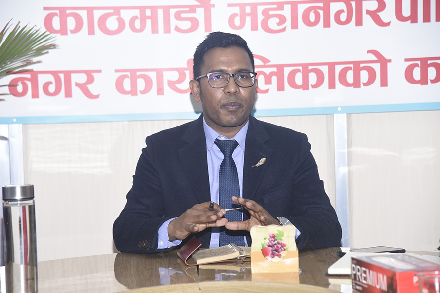 काठमाडौं महानगरका तत्कालीन प्रमुख प्रशासकीय अधिकृत परियारले पाए सफाइ