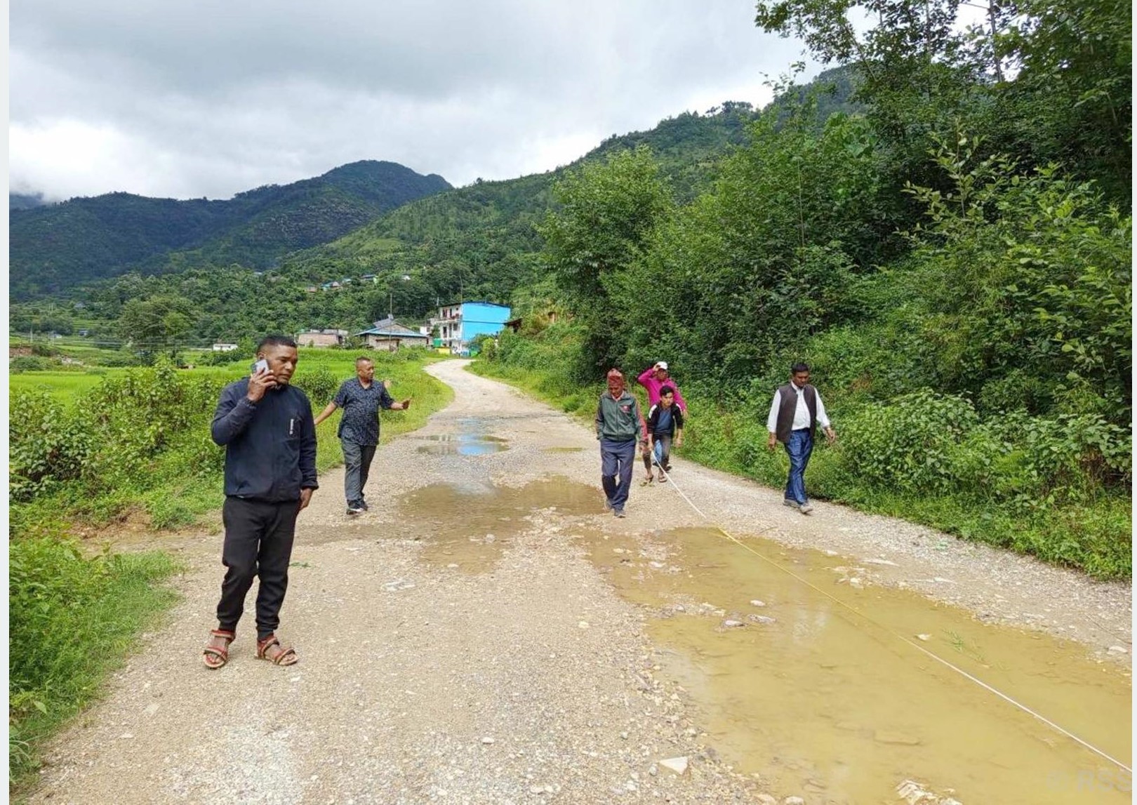 ट्रयाक खुलेको अठार वर्षपछि सडक कालोपत्र गरिँदै