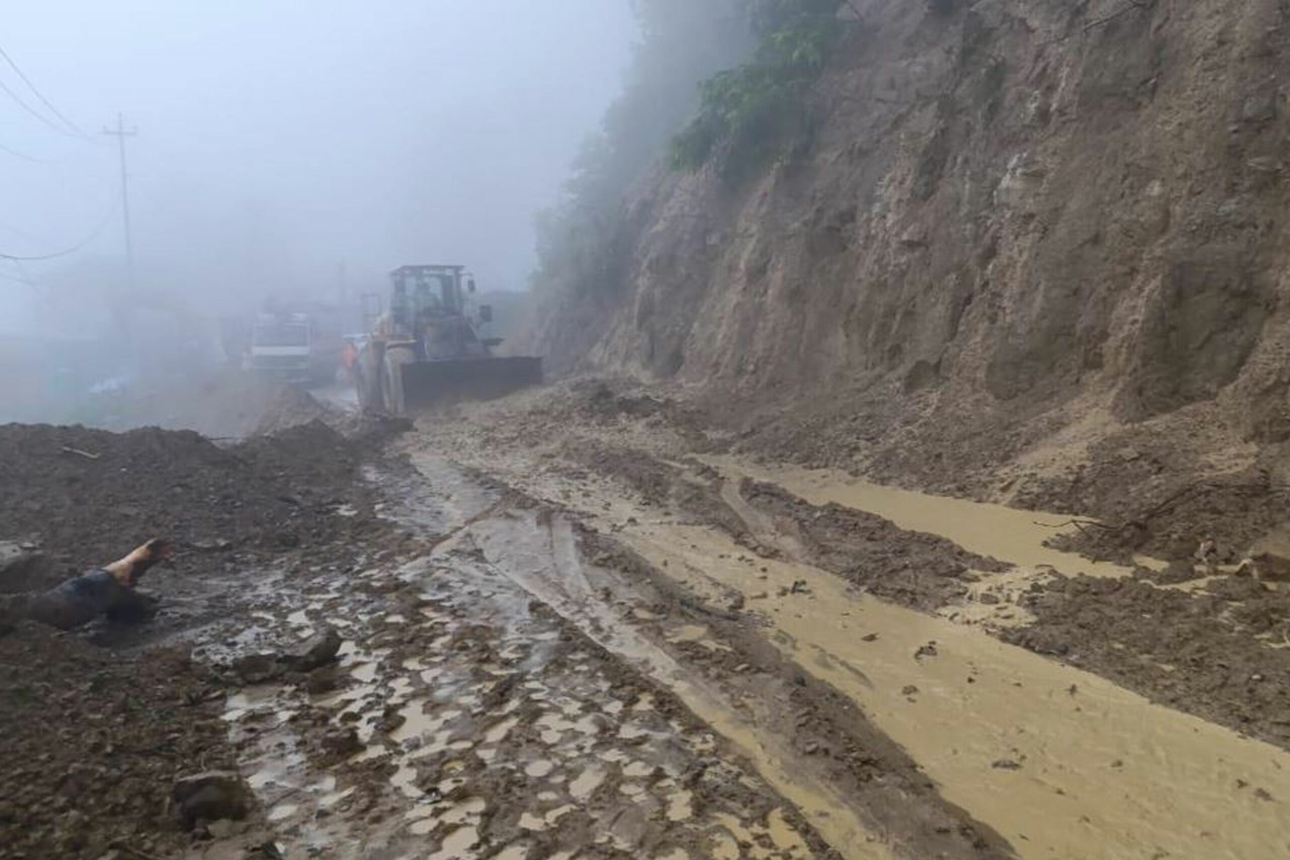 वर्षाले नारायणघाट बुटवल खण्ड पूर्णरुपमा अवरुद्ध, वैकल्पिक सडक प्रयोग गर्न आग्रह