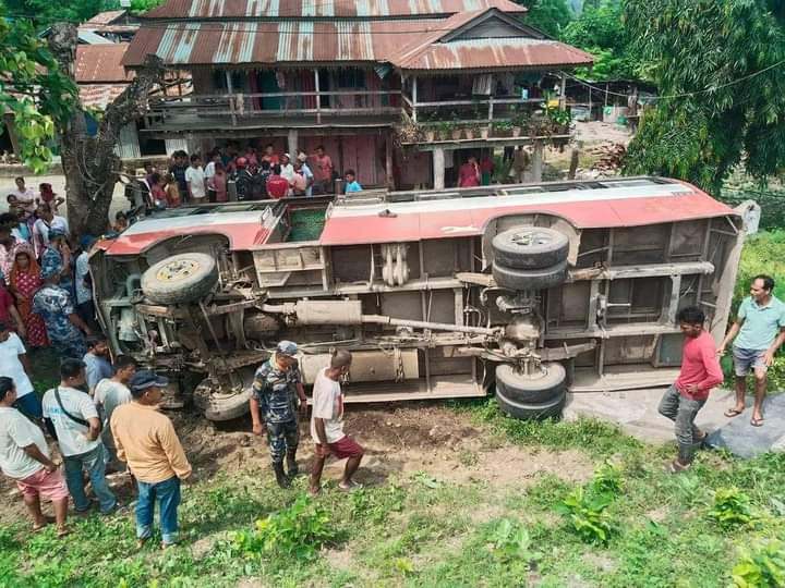 उदयपुरमा मलामी बोकेको बस दुर्घटना