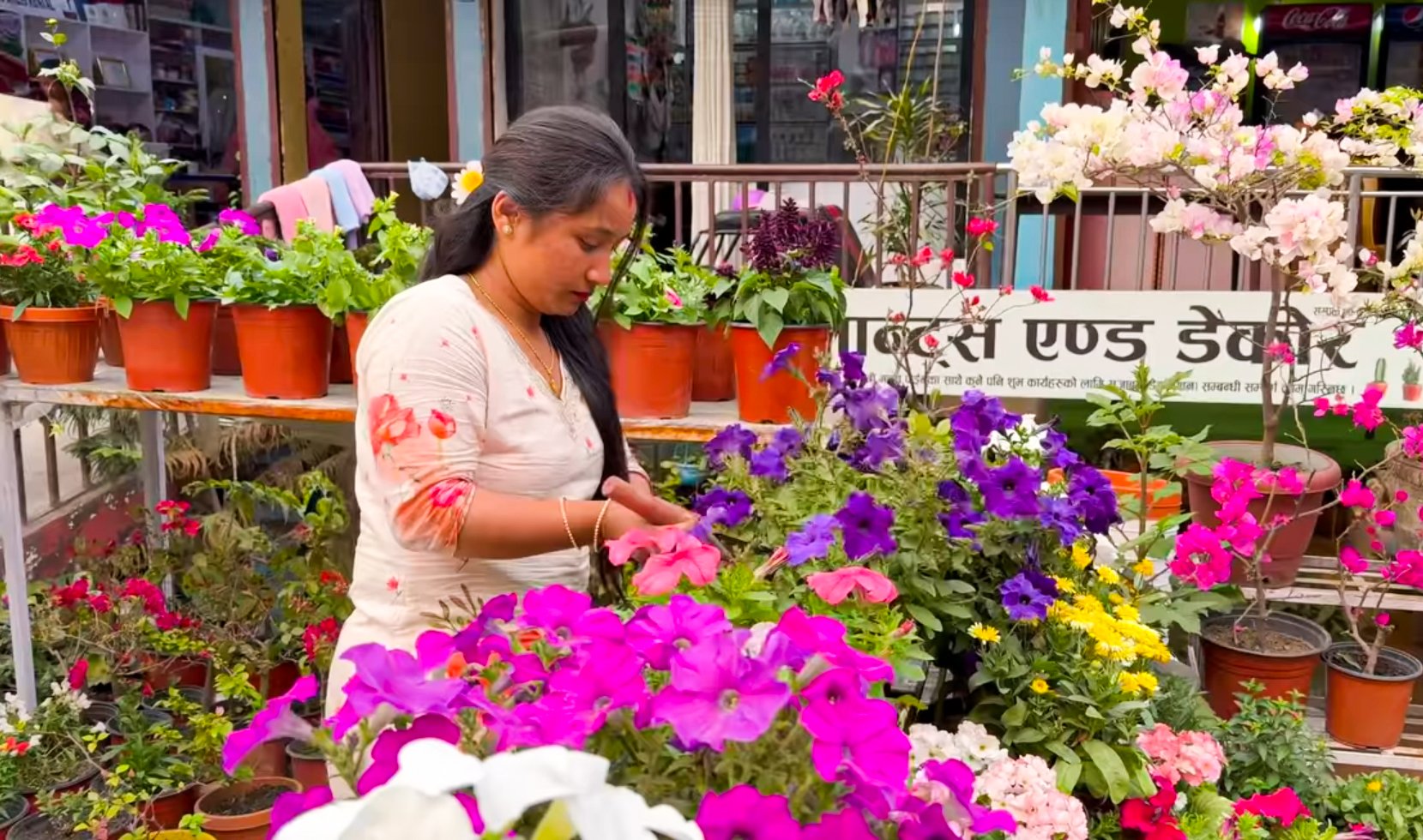 फूल बिक्री गरेरै मासिक दुई लाख आम्दानी