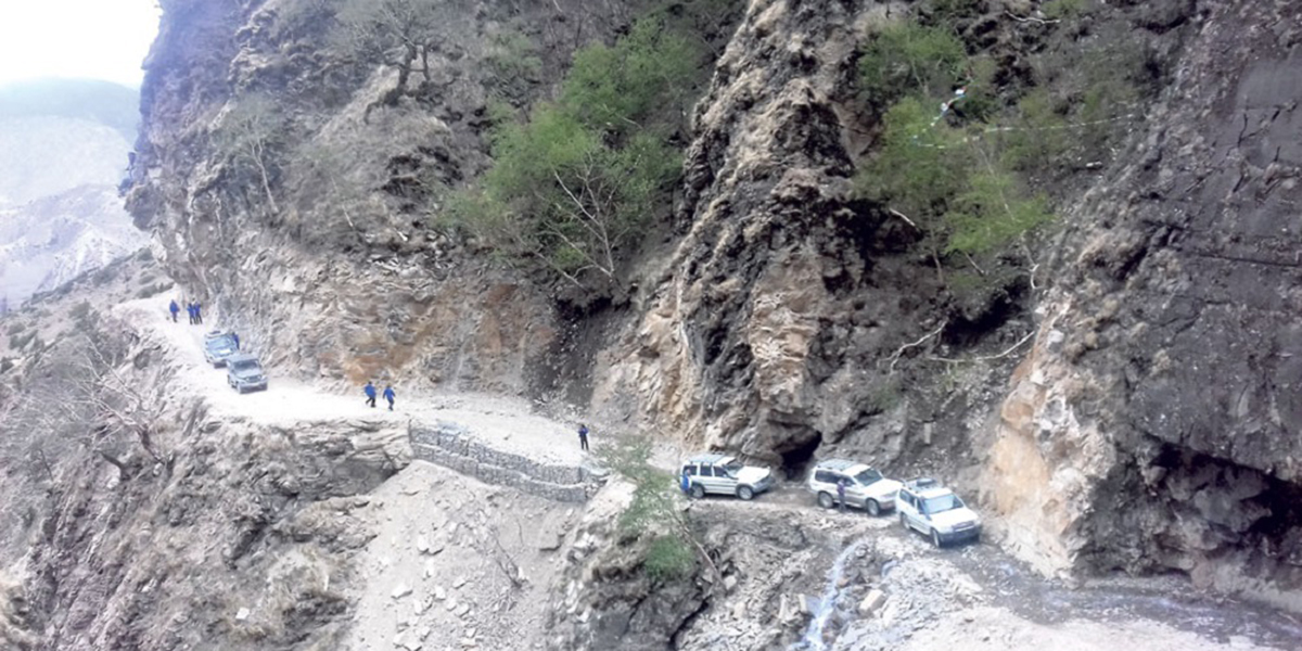 सरकारको चासोमा परेन ‘कर्णाली राजमार्ग’, पहिरो र धुलोले नागरिकलाई सास्ती