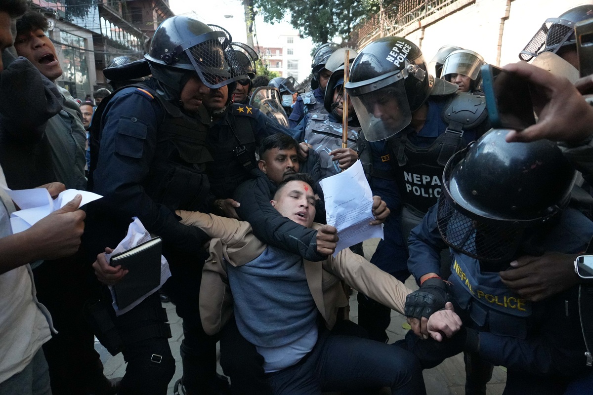 सिंहदरबार अगाडि जेनजी युवाको प्रदर्शन, प्रहरीसँग धकेलाधकेल