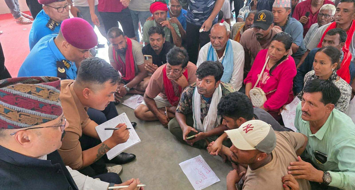 मिटरब्याज पीडितलाई बाटैमा भेट्न निजगढ पुगे गृहमन्त्री गुरुङ