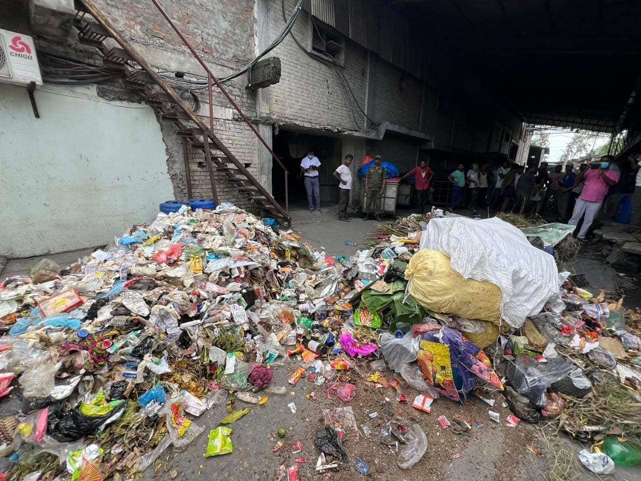 सिर्सिया नदी प्रदूषित गर्ने उद्योगहरुकाे गेटमा वीरगञ्ज महानगरले थुपारिदियो फोहोर