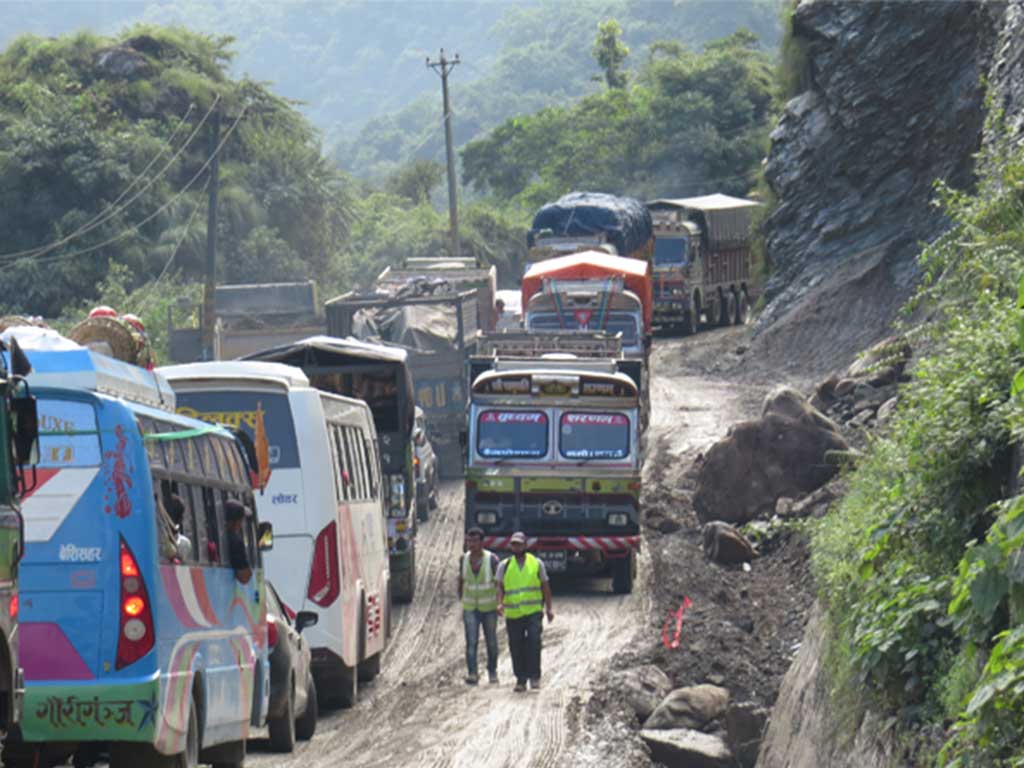 वर्षाले नारायणघाट-बुटवल सडक र कान्ति लोकपथ अवरुद्ध