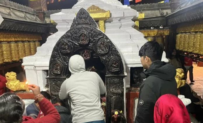 स्वयम्भूमा मञ्जुश्रीको दर्शन तथा सरस्वतीको पूजा गर्ने भक्तजनको घुइँचो