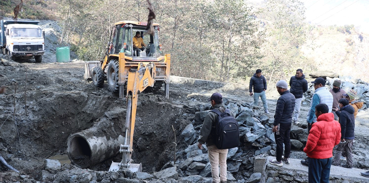 म्याग्दीको झिनडाँडामा माटो मिसिएको गिट्टी प्रयोग गरेपछि ढलान भत्काइयो