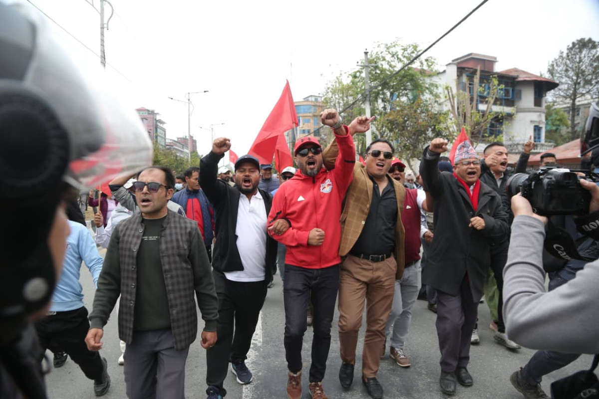 ओली र लेखक पक्राउको विरोधमा माइतीघरमा प्रदर्शन