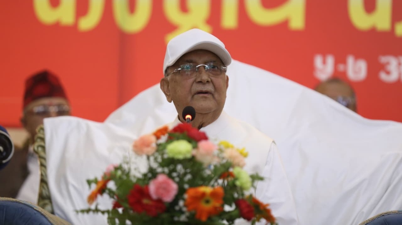 मिडिया र सामाजिक सञ्जालमार्फत नेतृत्वमाथि प्रश्न उठाउने अभ्यास अनुचित : ओली