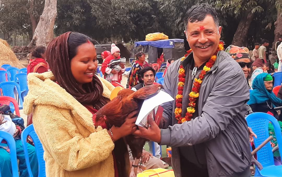 सुत्केरीलाई भाले, वृद्धलाई लौरो उपहार