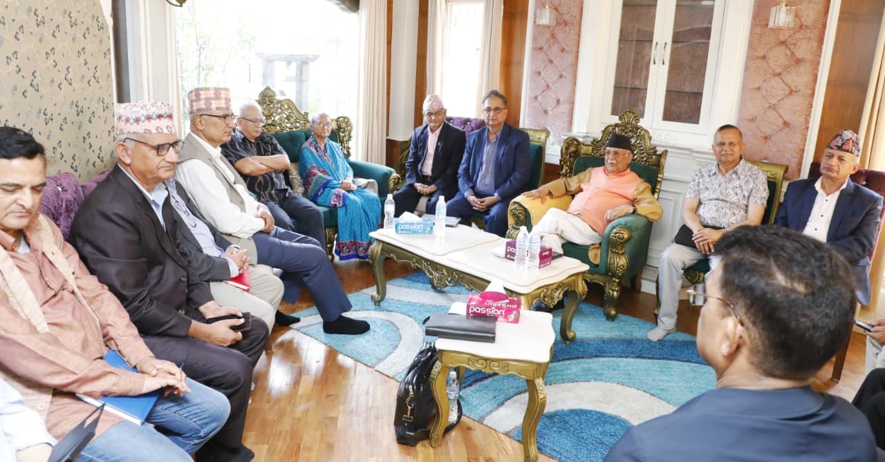 विकल्पमा नेता तयार नहुँदा एमालेमा कसैले मागेनन् ओलीको राजीनामा 