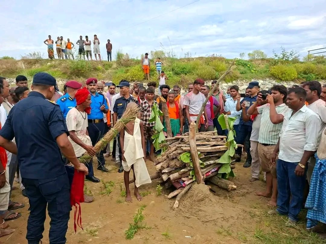 भोटेकोशी बाढी: बेपत्ता प्रहरी हवल्दारको दाहसंस्कार, ७ वर्षीय छोराले कुशको शवमा दिए दागबत्ती