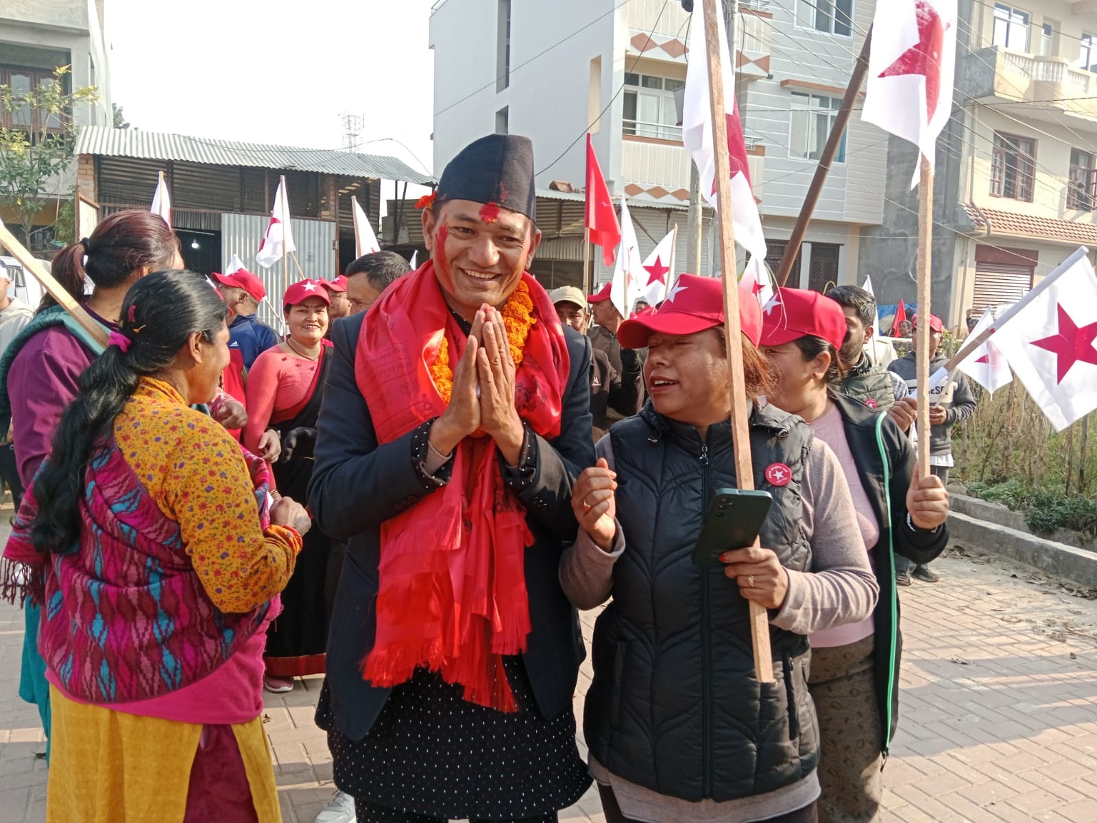 मतदातासँग हातेमालो गर्दै राजकाजी महर्जन