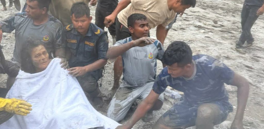 आमाको जिवितै उद्धार भएपछि किरिया छाडेर अस्पताल पुगे छोरा 