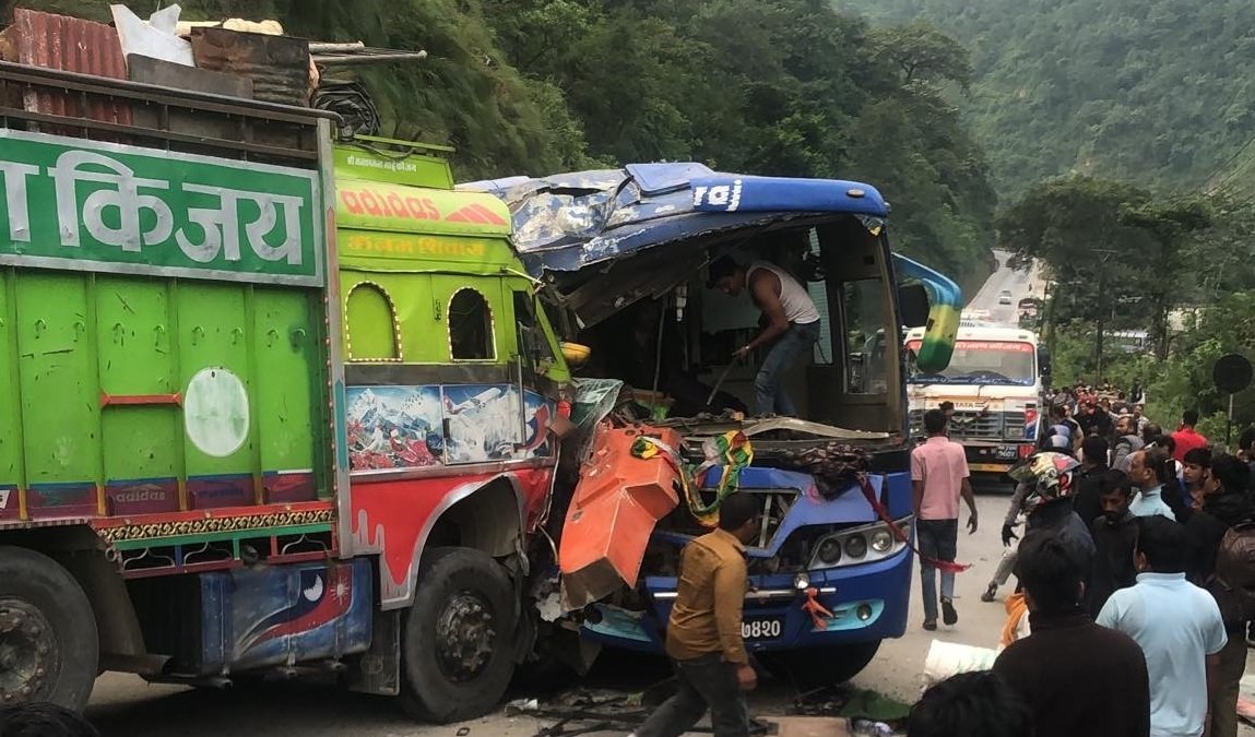 सातवटा सवारीसाधन एकापसमा ठक्कर खाँदा २१ जना घाइते