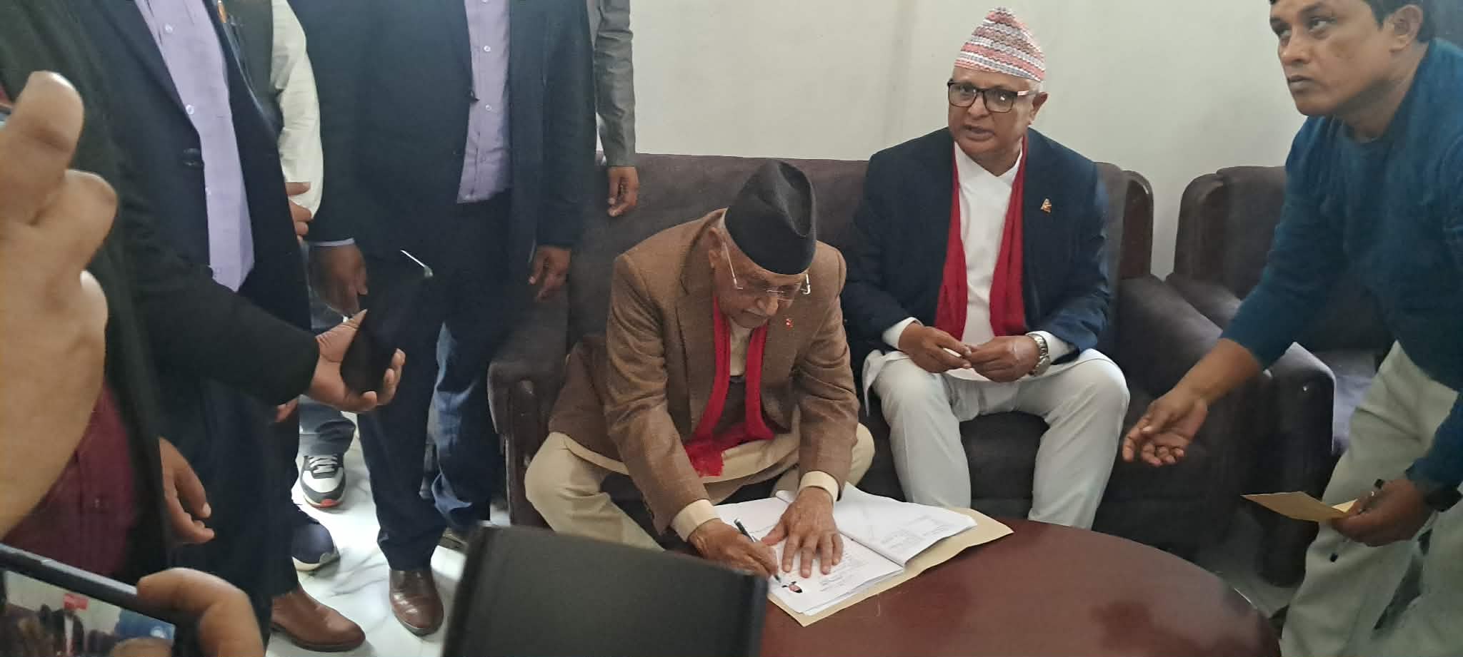 ओलीले दर्ता गराए उम्मेदवारी, बालेनसँग भिडन्त 