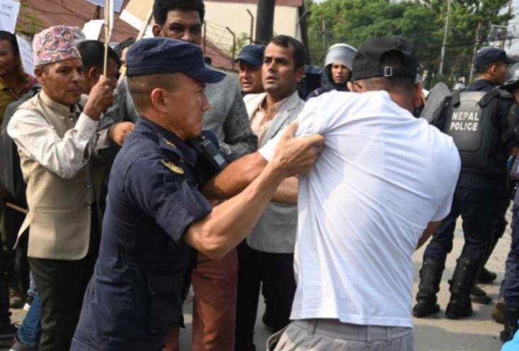 दुधको भुक्तानी दिन माग गर्दै विरोध प्रदर्शन, किसानमाथि प्रहरीको धरपकड