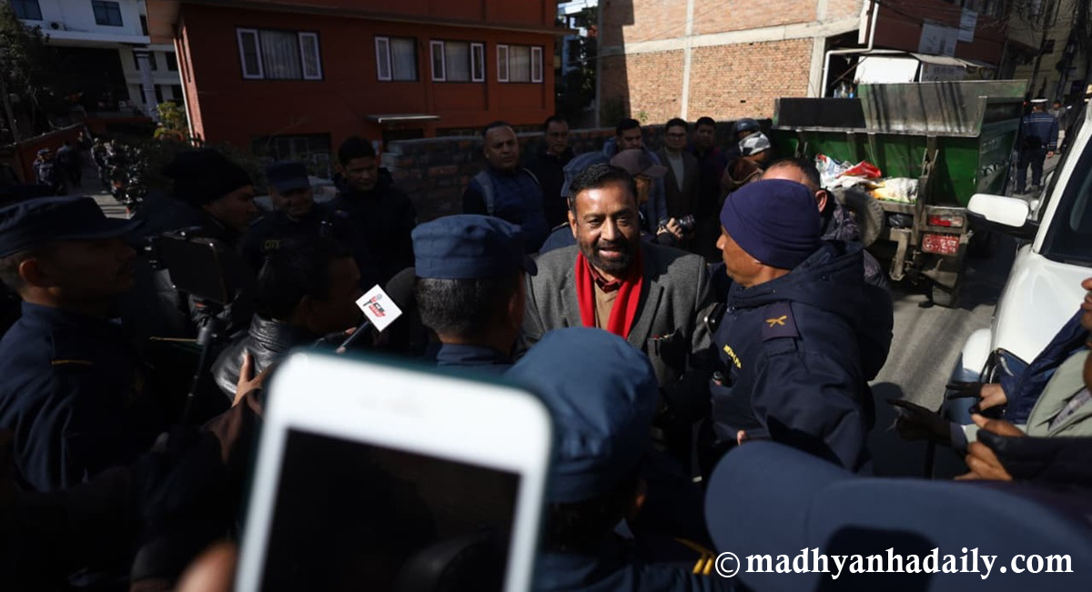 कांग्रेस कार्यालयमा लफडा, नेताहरू अर्कै गेटबाट छिरे (तस्बिरहरू)